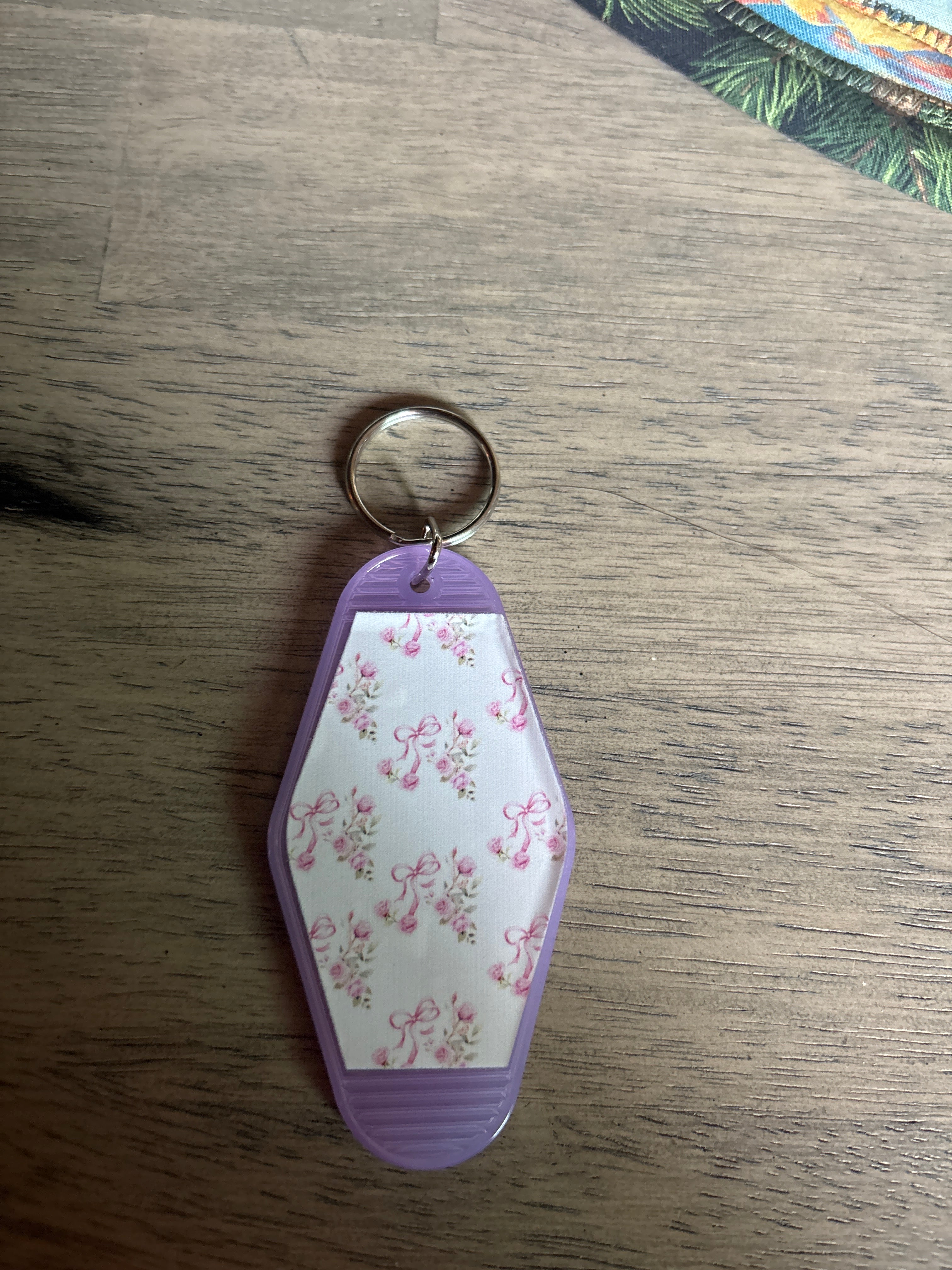 Pink flowers and bows motel keychain
